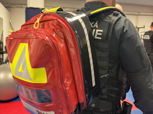 Hradečtí strážníci s novými zdravotnickými batohy bojují o naše životy