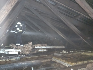 V Čibuzi na Hradecku hořela hala se stavebním materiálem. Škoda je 1,5 milionu