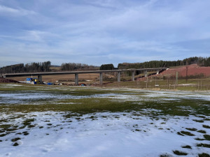 OBRAZEM: Dělníci betonují ve vyhřívaných stanech. Obchvat Nové Paky bude hotový v létě