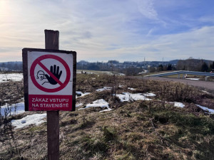 OBRAZEM: Dělníci betonují ve vyhřívaných stanech. Obchvat Nové Paky bude hotový v létě