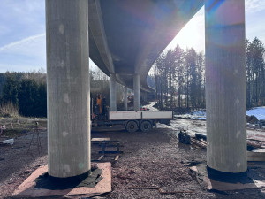 OBRAZEM: Dělníci betonují ve vyhřívaných stanech. Obchvat Nové Paky bude hotový v létě