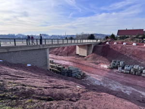 OBRAZEM: Dělníci betonují ve vyhřívaných stanech. Obchvat Nové Paky bude hotový v létě