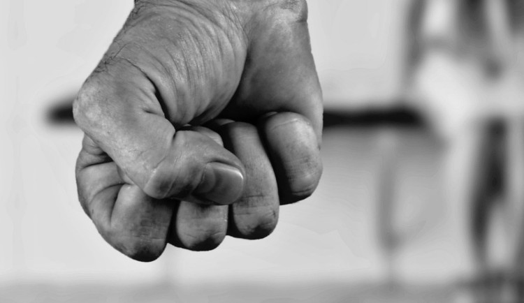 Kriminalisté rozplétají případ fyzického útoku mezi dětmi. Policie zahájí trestní řízení