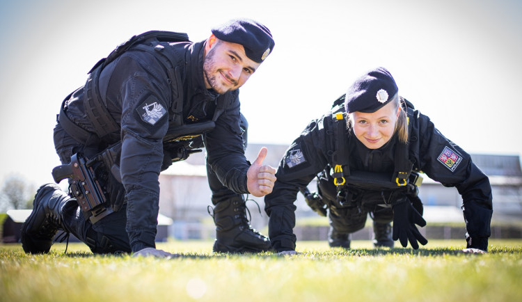 Zájemci si mohou dát s hokejisty a policisty na hradeckém Háječku policejní fyzické testy nanečisto