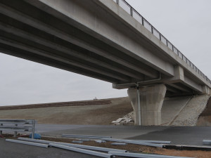 Dálnici mezi Sadovou a Hořicemi otevřou silničáři o rok dříve