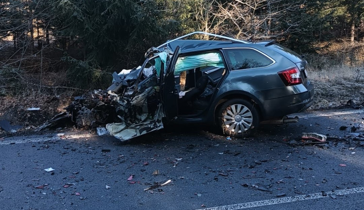 Silnici na Táborsku uzavřela nehoda. Vážně zraněnou řidičku transportovali vrtulníkem
