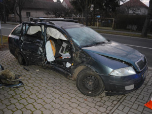 Svým autem urazil půl kmene stromu vedle silnice. Byl pod vlivem alkoholu