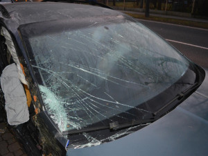 Svým autem urazil půl kmene stromu vedle silnice. Byl pod vlivem alkoholu