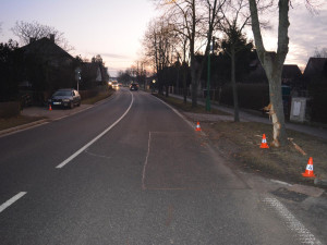 Svým autem urazil půl kmene stromu vedle silnice. Byl pod vlivem alkoholu