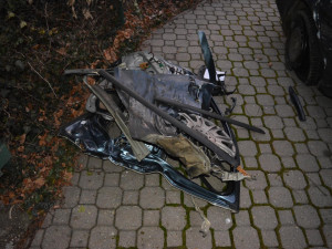 Svým autem urazil půl kmene stromu vedle silnice. Byl pod vlivem alkoholu