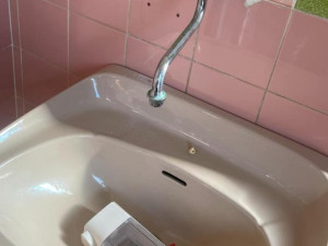 Vandal ve Dvoře Králové se vyřádil na veřejných záchodcích. Neviděli jste ho?