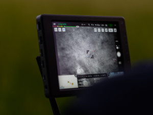 Při záchraně srnčat během senosečí pomáhají drony. Iniciativa hledá nové piloty