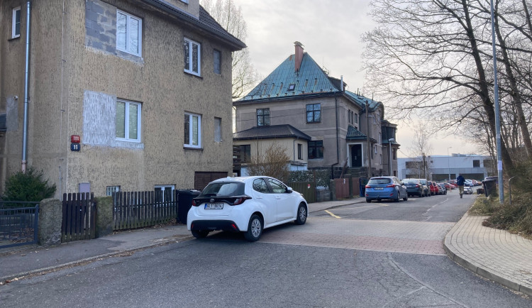 Obyvatelé Boční ulice nad Univerzitním náměstím si vybojovali modrou zónu. Situace s parkováním je v okolí tristní