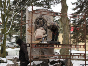 Do Dvora Králové se vrací pamětní reliéf Aloise Rašína. Vystřídá Bedřicha Smetanu