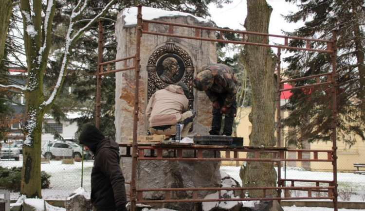 Brož. Ti, podloženi historickými dokumenty, vytvořili náhled nové plakety Aloise Rašína, která odpovídá původnímu vzhledu dle dochovaných fotografií. S umístěním nové desky Aloise Rašína se pojí i nutnost nalezení nového místa pro plaketu skladatele Bedři