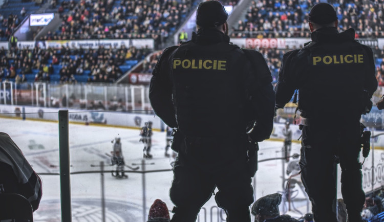 Hradecký Mountfield chystá na večerní hokej speciální poctu policistům