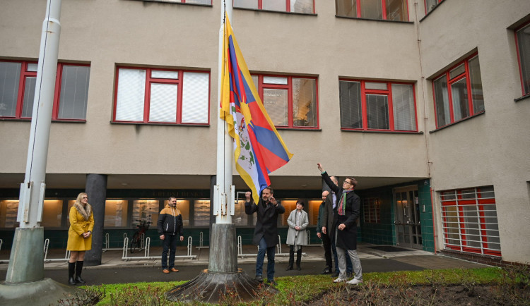 I letos Hradec Králové vyvěsí tibetskou vlajku na podporu lidských práv