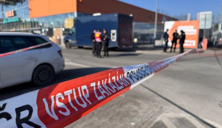 V hradeckém Actionu 16letý Hradečan ubodal dvaceticentimetrovým nožem dvě prodavačky