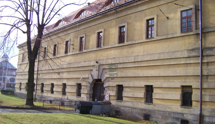 Šestnáctiletý vrah dvou prodavaček bude čekat na trest ve vazbě, rozhodl soudce