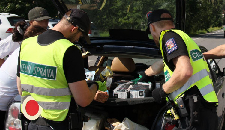 Vyšší výběr daní, pokut i rekordní množství nelegálních cigaret. Celníci bilancují poslední rok