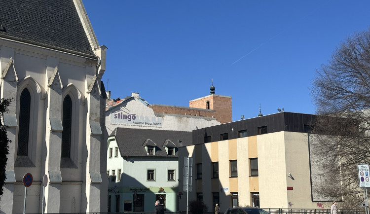 Střešní terasa v historickém centru zakryla výhled na Černou věž. Na všechno mám povolení, hájí se majitel