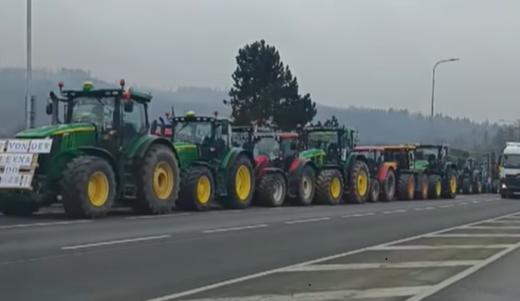 Na přechod v Náchodě přijeli farmáři s desítkami traktorů, dopravu neomezili