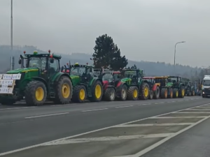 Na přechod v Náchodě přijeli farmáři s desítkami traktorů, dopravu neomezili