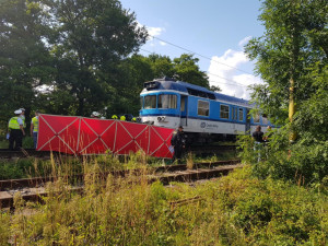 Vlak u Jaroměře usmrtil člověka. Provoz na trati dvě a půl hodiny stál