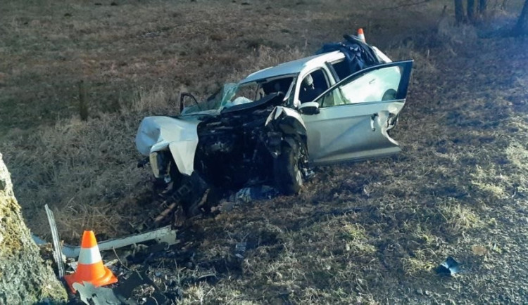 Řidič na Jindřichohradecku narazil do stromu. Na místě zemřel