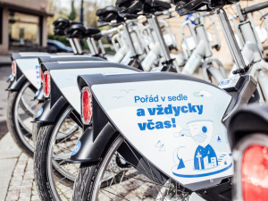 Do Hořic se začátkem března vrací sdílená kola. Lidé je najdou na devíti stanovištích
