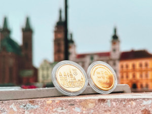 Kulaté hradecké výročí připomene pamětní medaile i eurobankovka
