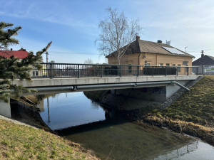 Žena, která v Českém Meziříčí hodila své děti do řeky, unikne trestu