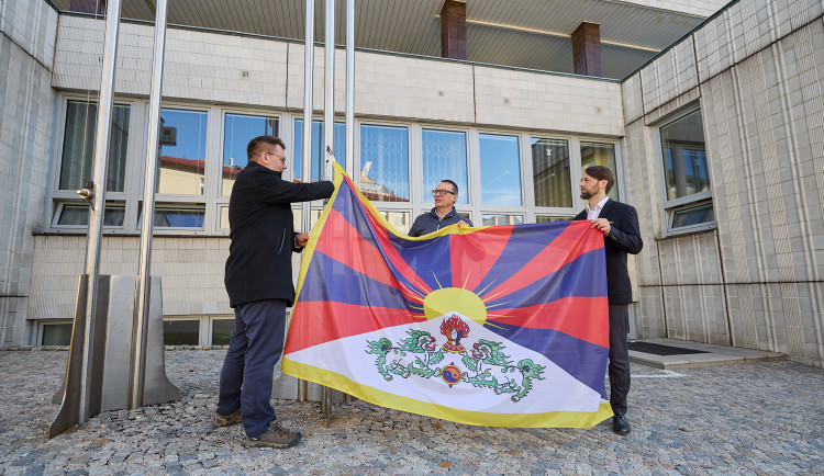 Úřady v kraji vyvěsily tibetskou vlajku, ne ale všechny