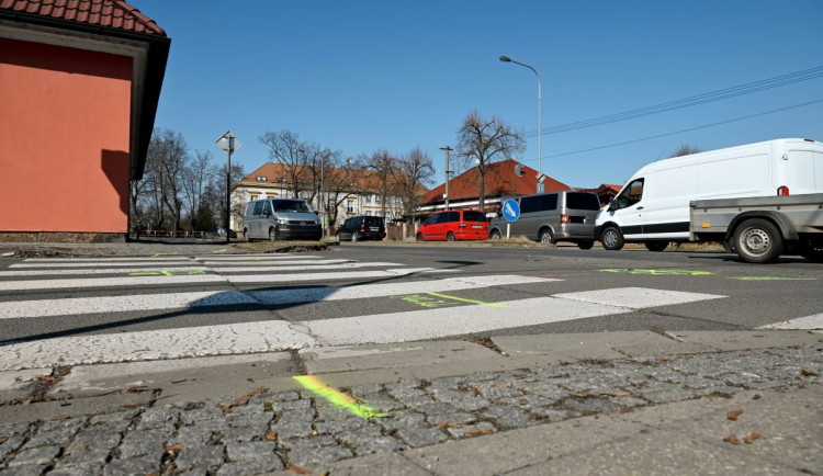 Hradeckou Vážní ulicí řidiči neprojedou, vrátit se sem budou smět v létě