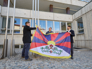 Úřady v kraji vyvěsily tibetskou vlajku, ne ale všechny