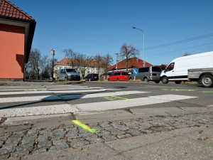 Hradeckou Vážní ulicí řidiči neprojedou, vrátit se sem budou smět v létě