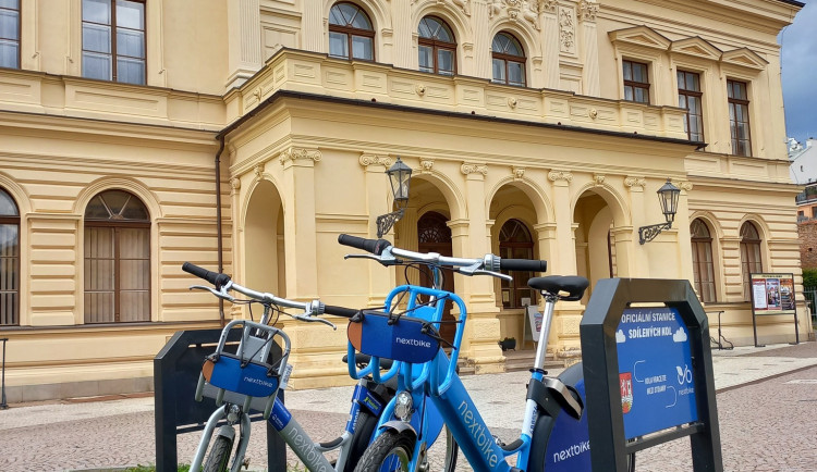 Dneska můžete znovu naskočit do sedla sdíleného kola ve Dvoře Králové nad Labem