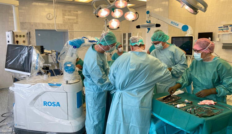 Nemocnice České Budějovice je třetí v republice, kde u výměny kolenního kloubu asistují roboti