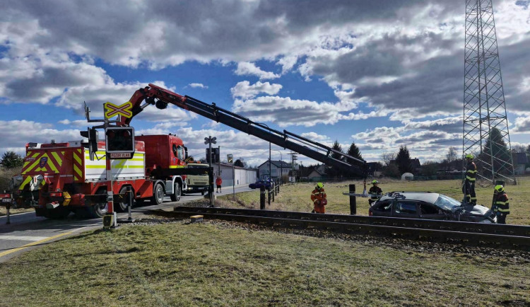 Anděl strážný se dnes v Zákupech zapotil. Řidič tam vjel přímo pod vlak, srážku s 683 tunami vážící soupravou přestál s lehčím zraněním