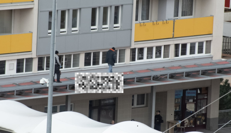 Na hradecké Benešově třídě zemřel po pádu 44letý muž