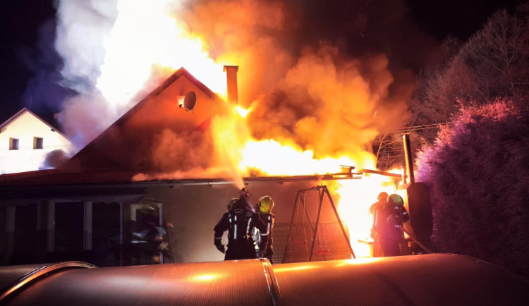 V Novinách pod Ralskem na Českolipsku hořel rodinný dům. Jeden z obyvatel se nadýchal zplodin a byl odvezen do nemocnice