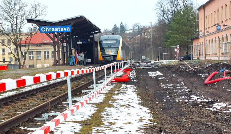Proměna nádraží v Chrastavě a Hrádku nad Nisou pokračuje, v dubnu začne půlroční výluka vlaků