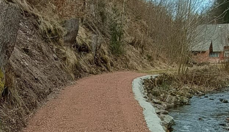 Okolí a břeh Olešenky u Náchoda v novém. Bezpečné procházky zajistí nový cesta