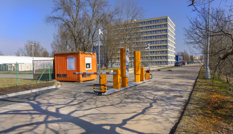 Nová pokladna u výjezdu z Fakultní nemocnice Hradec Králové zjednoduší příjezd a odjezd