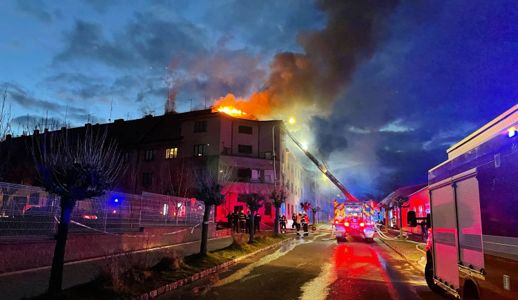 Při požáru bytového domu na Náchodsku se zranili čtyři lidi včetně hasiče