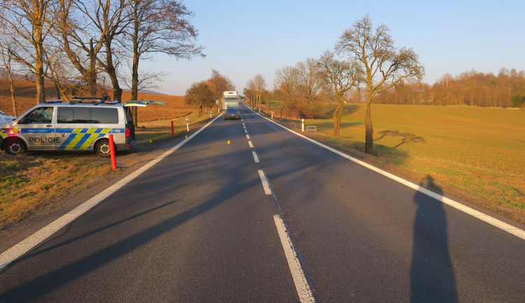 Policie hledá svědky dopravní nehody. Cyklista z místa ujel