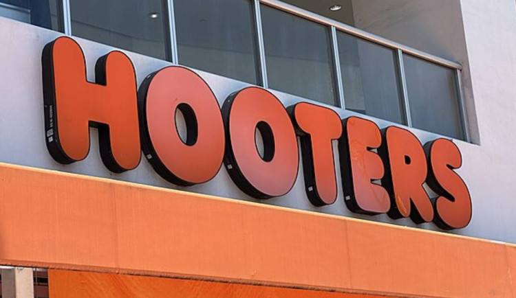Hooters v bankrotu: Nový start pro ikonickou značku?