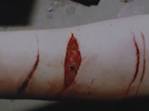 Oběšená s nožem v srdci. Podivná sebevražda v Kostelci vyvolává otázky do dnes