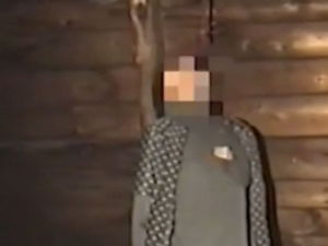 Oběšená s nožem v srdci. Podivná sebevražda v Kostelci vyvolává otázky do dnes