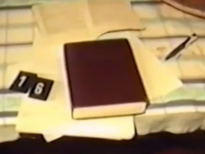 Oběšená s nožem v srdci. Podivná sebevražda v Kostelci vyvolává otázky do dnes